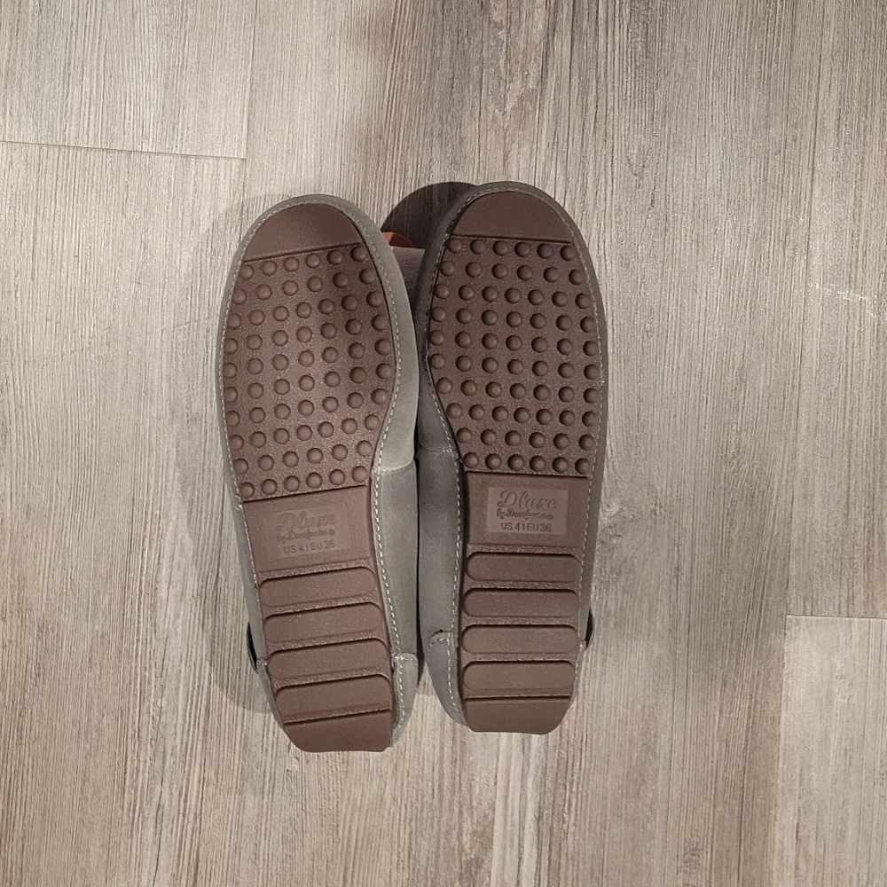 𝅺Size: 4 | Kid's Dearfoam Fireside Indoor/Outdoor Shearling Moccasin - Picture 4 of 4